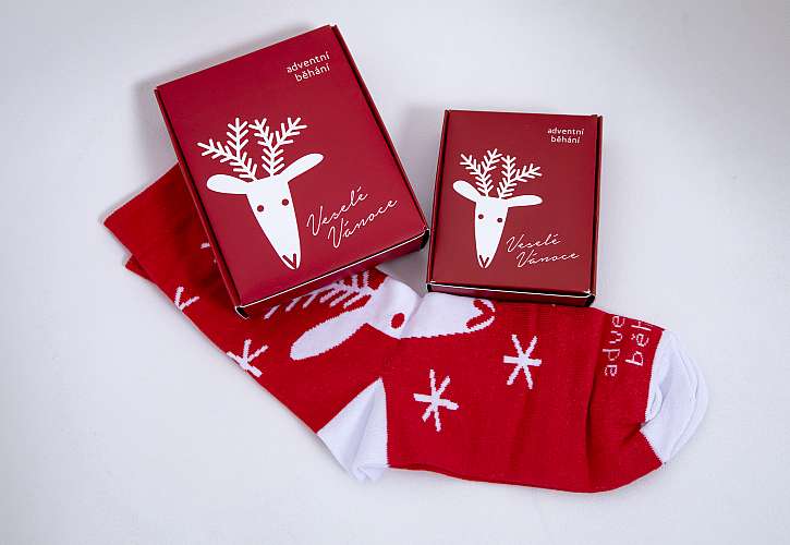 V letošní kolekci najdete třeba vánoční hrníčky a ponožky, adventní kalendáře z výběrové čokolády, svíčky a další
