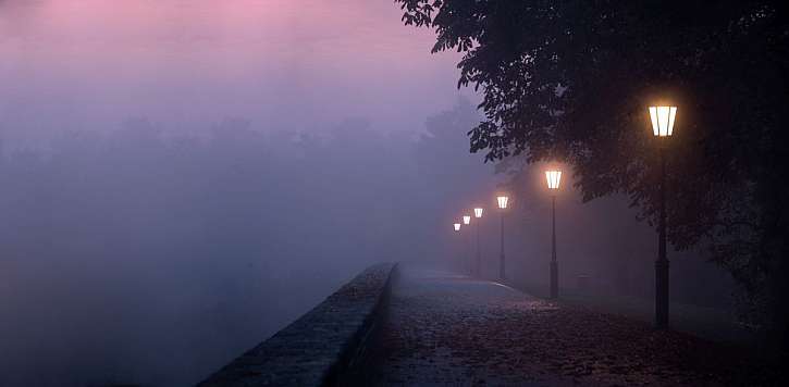 Druhá ukázka z kolekce tapet Light+Light – tentokrát rovnou romanticky osvětlené nábřeží.