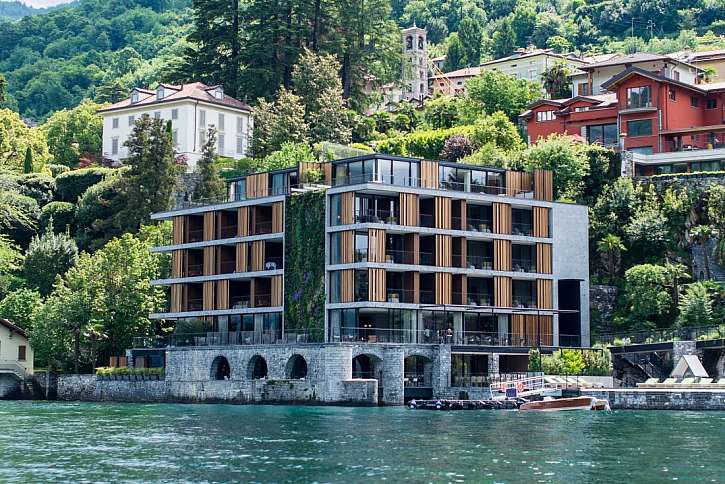 Moderní dřevěný hotel na břehu jezera Como nezapře italský temperament