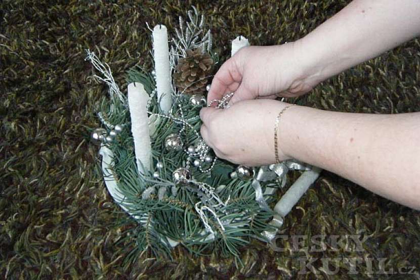 Výroba dekorativního svícnu z adventního věnce