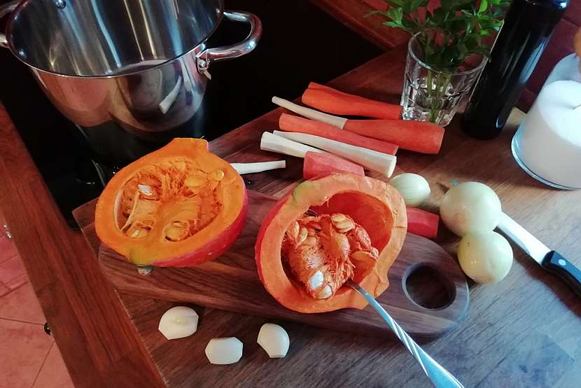 Krémová polévka z dýně Hokkaido: vydlabejte dýni