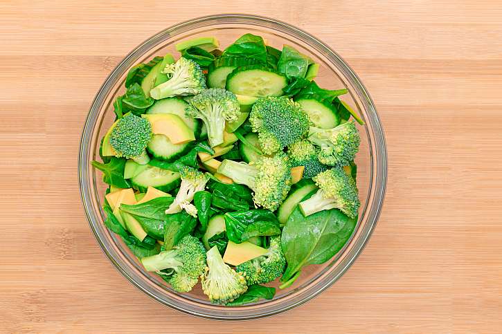 Čerstvý zelený salát z avokáda, brokolice, špenátu a okurky pro detoxikaci těla