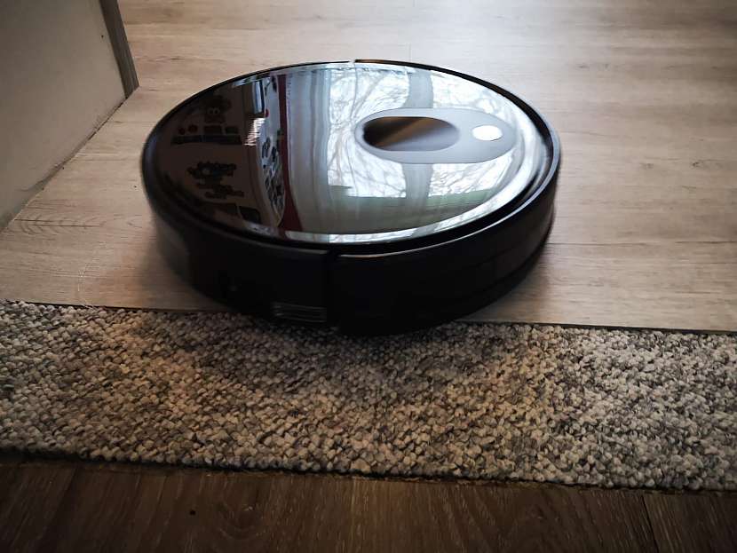 Vysavač hravě přejede přes různé povrchy