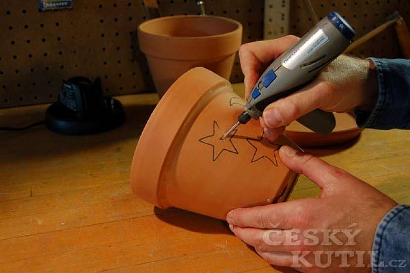 Výroba keramické venkovní svítilny