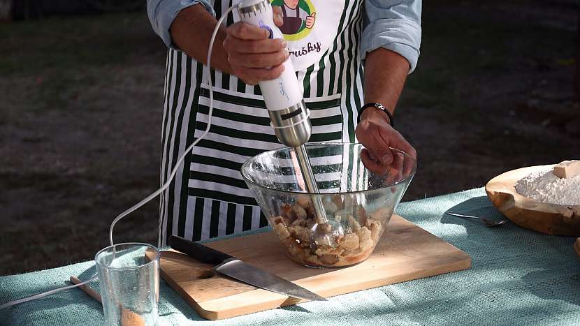 Recept na domácí dalamánky: namočené chlebové kostky rozmixujeme