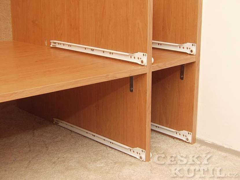 Postel pod patro v úzké místnosti