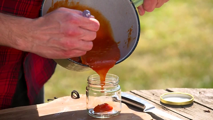 Nalití hotové marmelády do skleničky