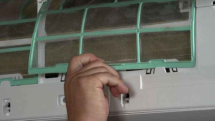 Při údržbě klimatizace musíte vyjmout prachové filtry