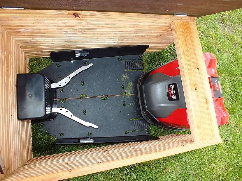 Domeček pro robotickou sekačku: základ tvoří tvar U