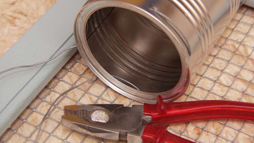 Dekorace DIY: připevníme plechovku na bylinky