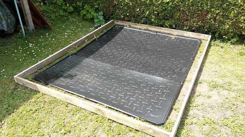 Chytrá síť jako výztuž betonu: plochu pro vylití betonu ohraničíme ohrádkou