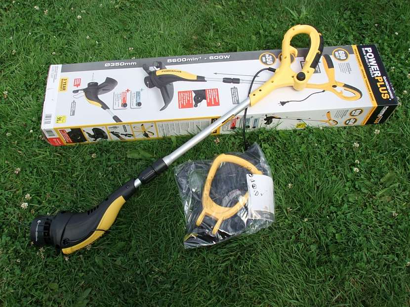 Vyžínač Power Plus zvládne odstranit trávu kolem plotu i ve špatně přístupném terénu