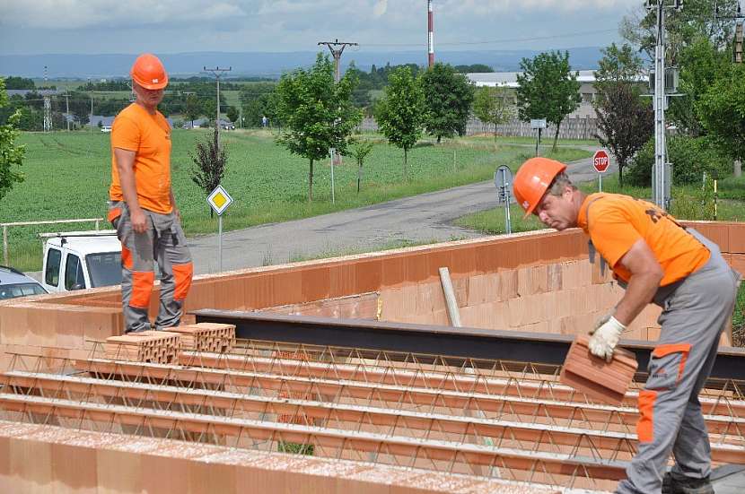 Zkušení radí nezateplovat a stavět z kvalitních cihel