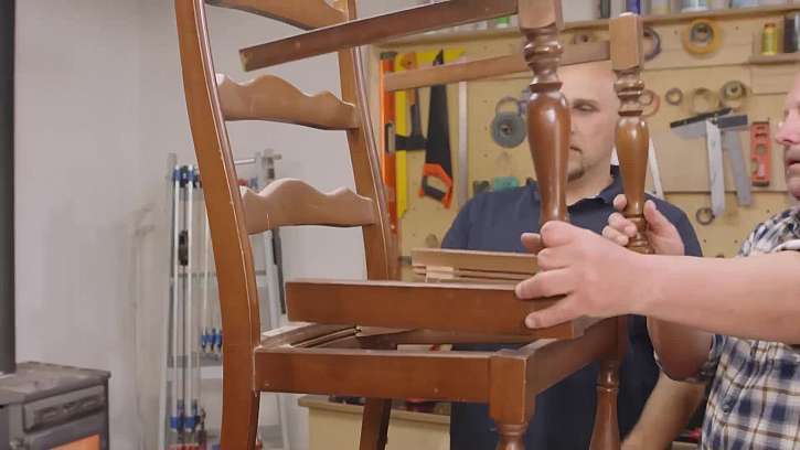 Řemeslníci pracují s židlemi
