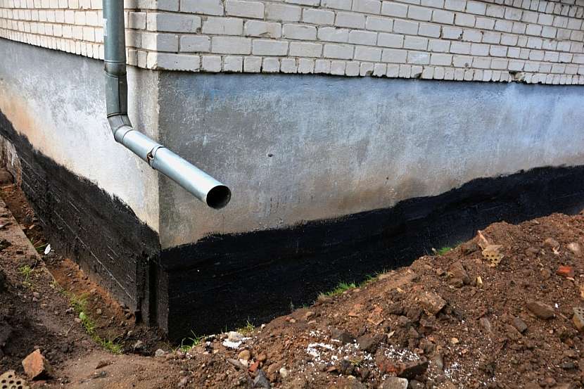 Správná hydroizolace základů nám ušetří spoustu starostí
