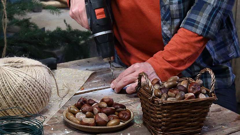 Vánoční panna: z kaštanů a žaludů uděláme náhrdelník