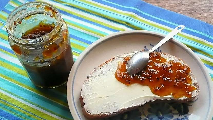 Recept na marmeládu: úplně nakonec přidáme 1 lžíci rumu na ovonění