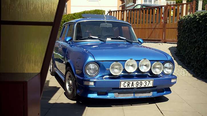Staré modré auto