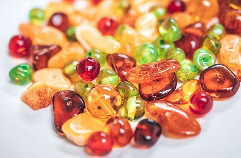 Jantar patří k oblíbeným drahým kamenům už od starověku