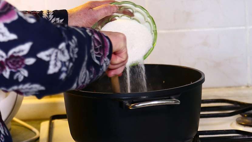 Cibulová marmeláda: přidáme cukr a necháme zkaramelizovat