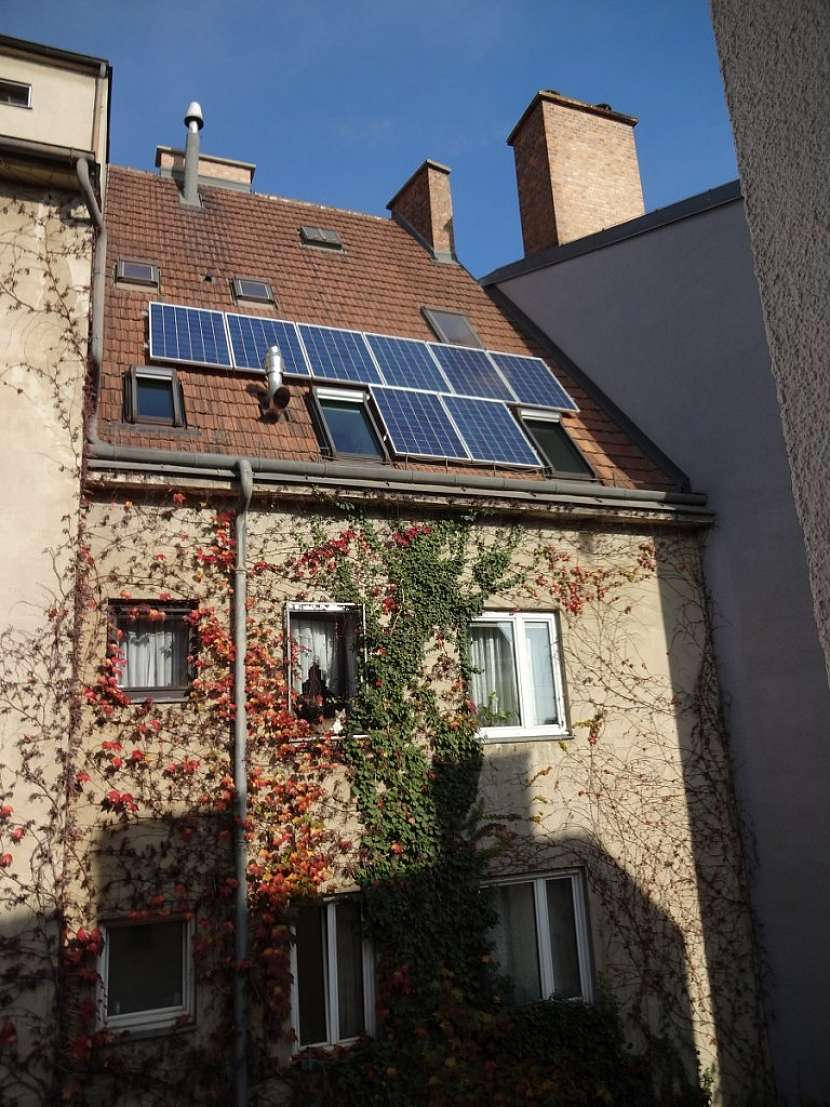 Pohled na dům z jižní strany a umístění fotovoltaického systému