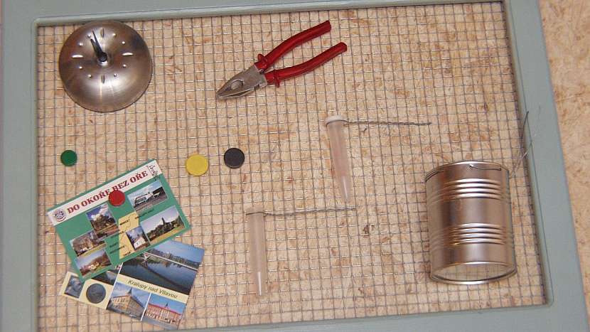 Dekorace DIY: drátěný závěs dokončíme