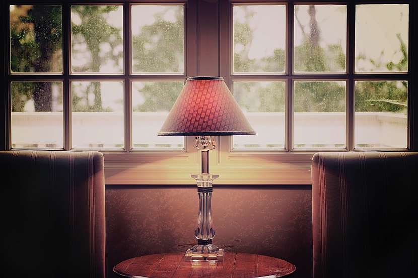 designová stolní lampa