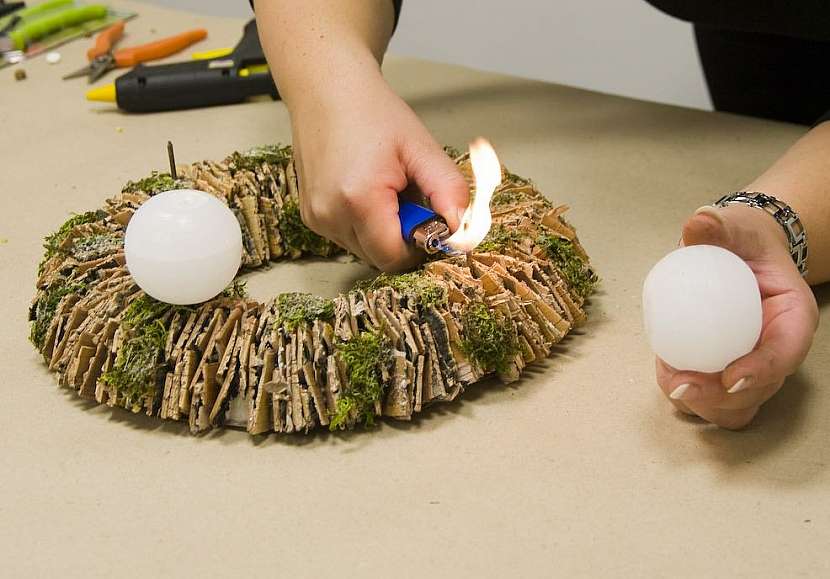 Letos budou bílé Vánoce. Výroba adventního věnce s umělými orchidejemi.