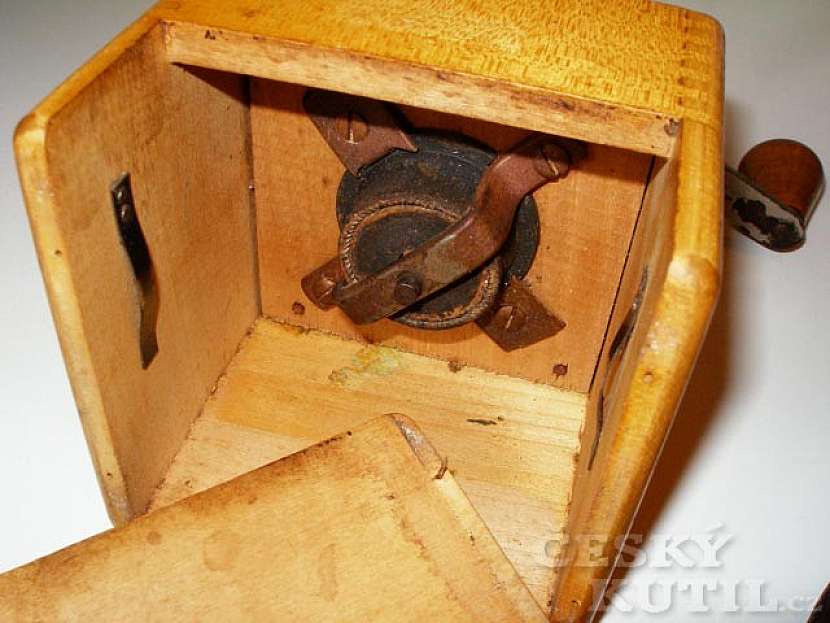 Renovace mlýnku, hmoždíře a závažíček