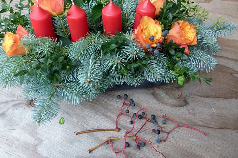 Adventní svícen: růže a plody přísavníku a břečťanu