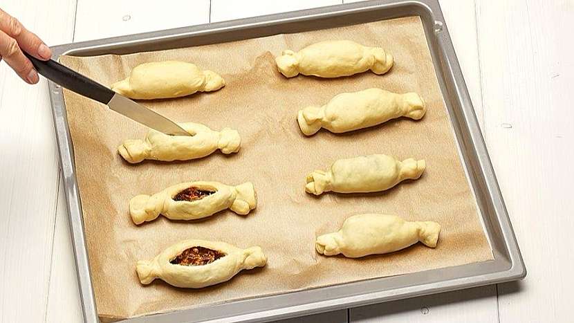 Recept na cibulovo-švestkové taštičky: povrch uprostřed ostrým nožem nakrojíme