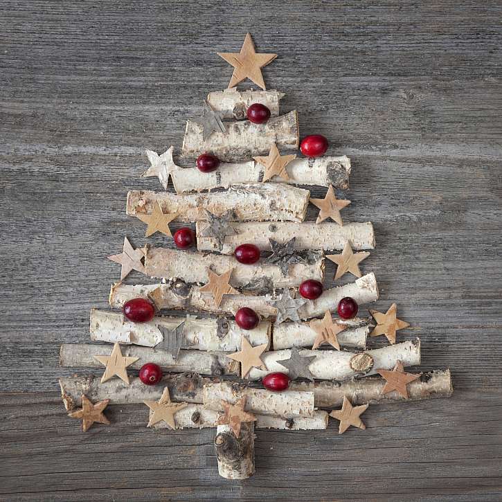 Stylizovaný vánoční stromek z březových větví