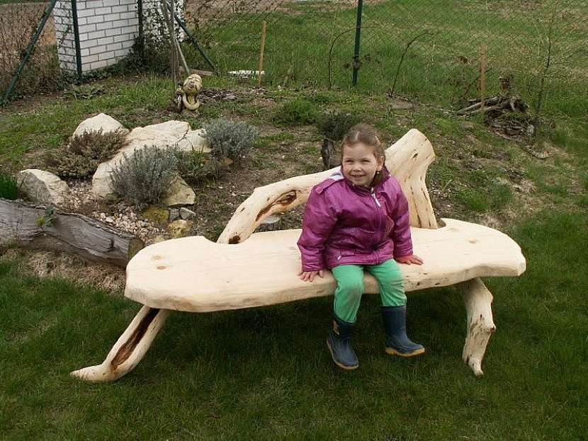 Nezahazujte velkou větev z pokáceného stromu. Vyrobte si z ní zahradní lavici podle jednoduchého návodu.