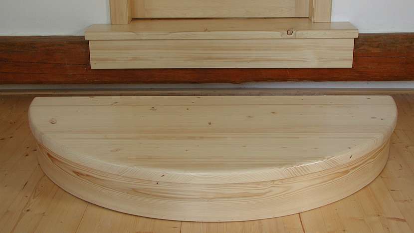 Schůdek jako posezení: schod připevníme k podlaze