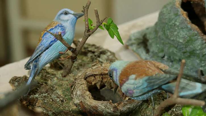 Vyřezávaní dřevění ptáčci