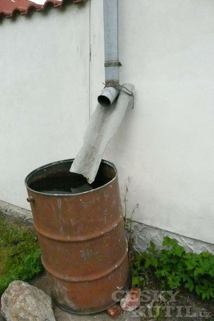 Dešťovka se hodí, ale jak ji svést do sudu?