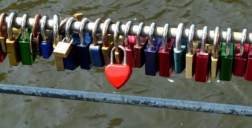 V poslední době je velmi oblíbené na Valentýna připevňovat na veřejná místa se zvláštním kouzlem visací zámky, jako příslib nerozlučné lásky