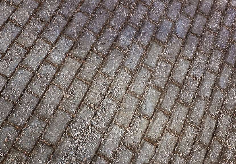 Na komunikace se používá prověřený a účinný posypový materiál