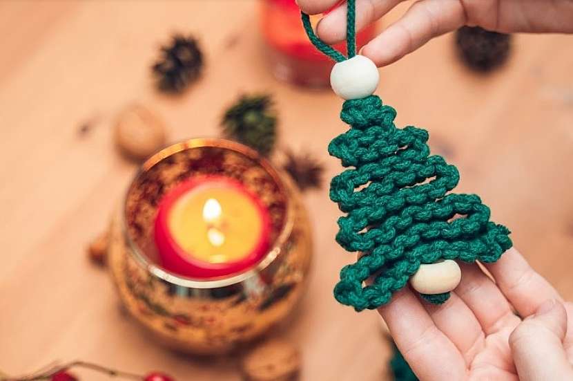 Ozdoba macramé jako malý vánoční stromeček jsou stylové