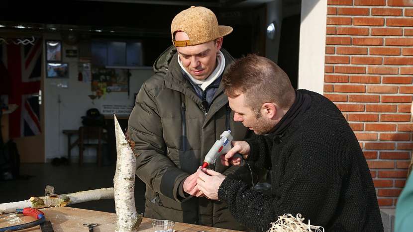 Návod na výrobu dřevěného zajíce: zajícovi přilepíme uši