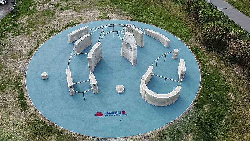 Hřiště o kruhovém půdorysu má průměr 14 m a obsahuje čtrnáct 3D tištěných prvků