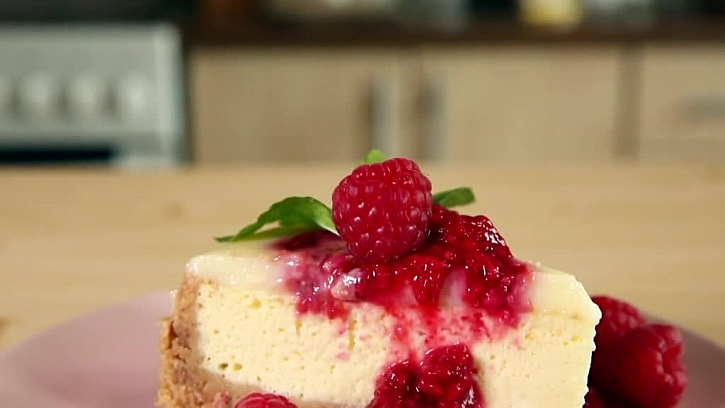 Udělejte rodině malinový cheesecake (Zdroj: Prima DOMA)