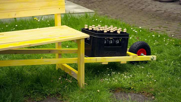 Líbila by se vám lavička s držákem na pivo? (Zdroj: Prima DOMA MEDIA, s.r.o.)