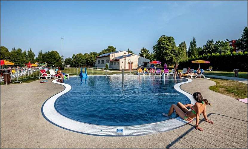 Chodníky a plochy kolem bazénů mohou být funkční i krásné