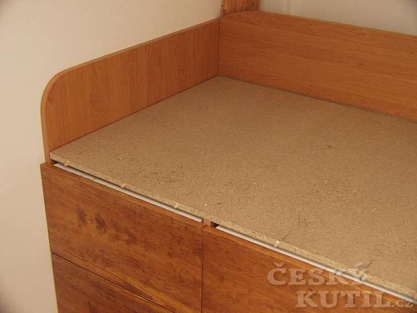 Postel pod patro v úzké místnosti