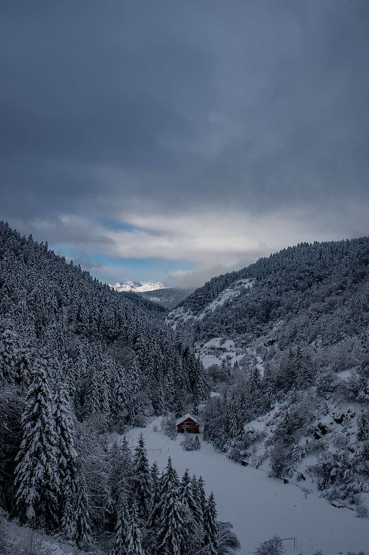 Pokud vás už nebaví přeplněná alpská střediska, vydejte se do lyžařského centra Mavrovo