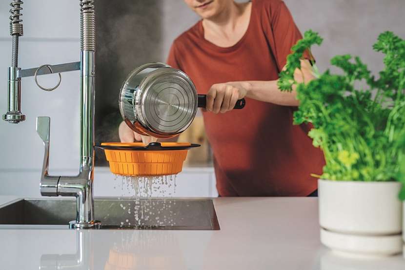 Nový cedník Functional Form je ideální pro slévání veškerých druhů těstovin, díky své skladnosti je super i na cestování, kde si sami vaříte - třeba do kempu