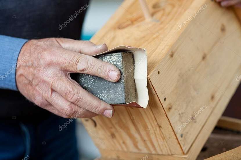 Před mořením je nutné dřevo nejprve správně obrousit