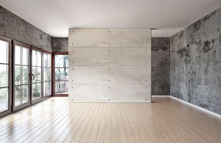 Prázdný pokoj s bělenými dřevěnými podlahami
