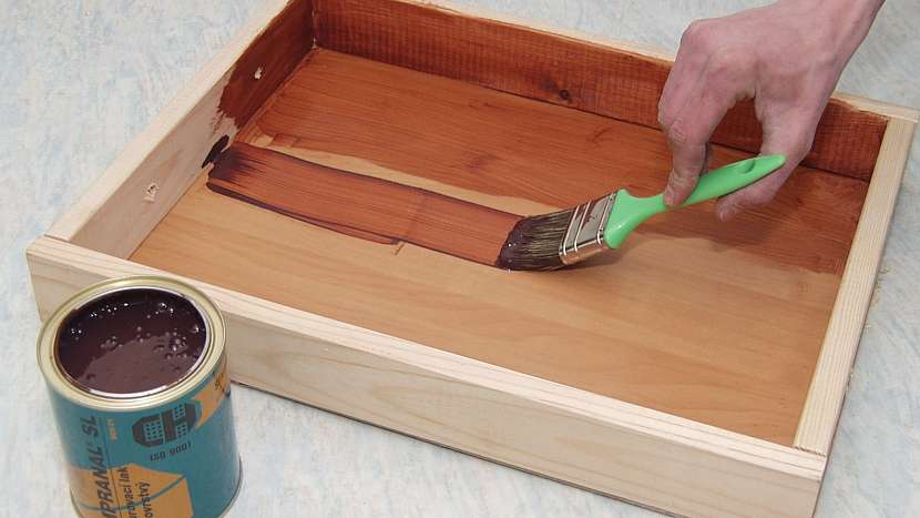 DIY servírovací tác: celý tác natřeme